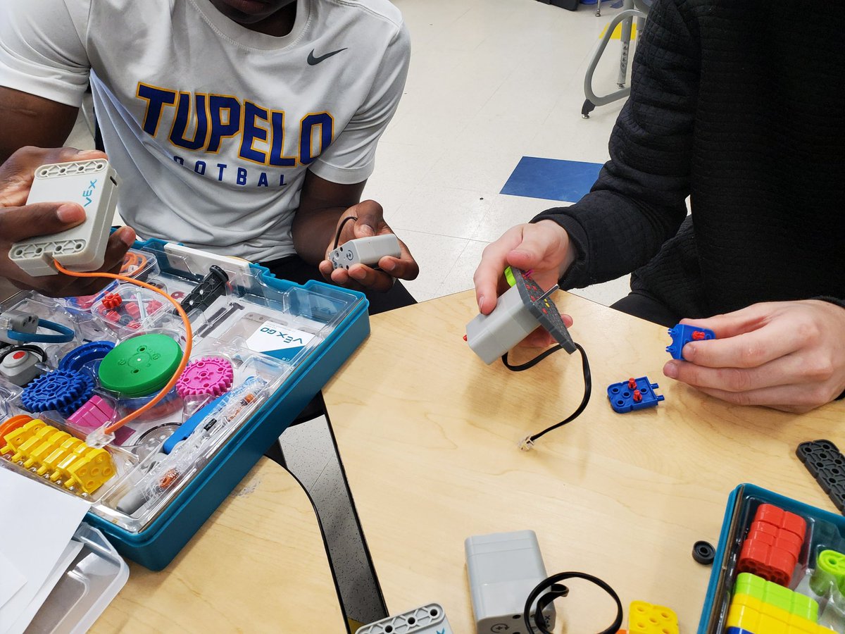CareerTech_TPSD's tweet image. After Exploring Computer Science students learned to code virtual VEX robots, they built, coded, and tested out some #VEXgo builds. 🤖 #CTE #tpsd