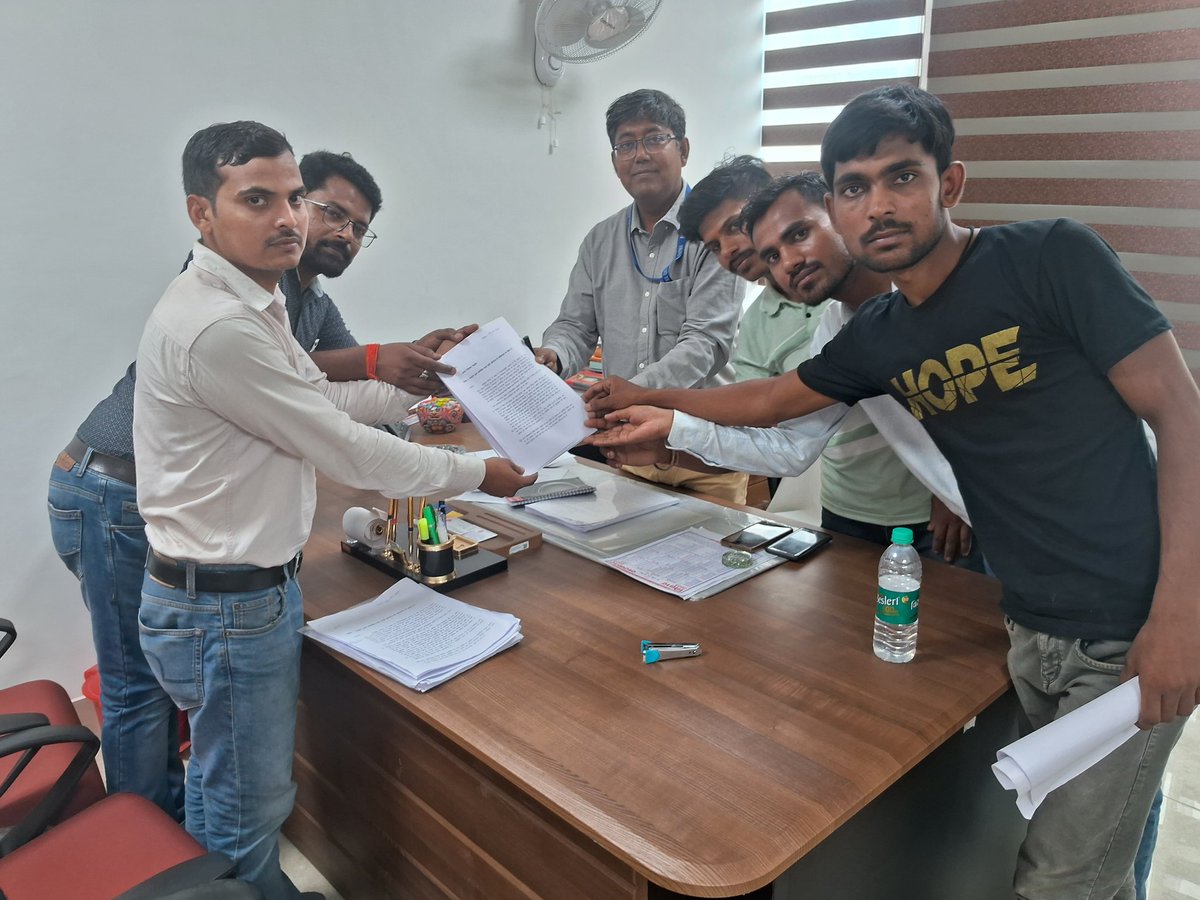 TheJasvirYadav's tweet photo. आज का अवयस्क सूचना पूरा जरूर पढ़े! 

आज सबसे पहले सभी छात्र #BELTRON ऑफिस गए और वहाँ BELTRON ऑफिस का घेराव किया। पुलिस-प्रशासन आया और 5 लोगों को BELTRON ऑफिस के अंदर ले जाया गया। और Rakesh Ranjan (General Manager) से मिलवाया गया, लेकिन उनकी बातों से हम 5 छात्र असंतुष्ट थे। 

Beltron के General Manager राकेश रंजन से जो भी बात हुई, उसका रिकॉर्डिंग YouTube चैनल के माध्यम से साझा कर देंगे (YouTube:- Jasvir Yadav) 

Beltron ऑफिस से निकलने के बाद हम सभी ने CM आवास का घेराव किया। वहां पुलिस प्रशासन ने हम सभी को रोक लिया और अंदर जाने नहीं दिया गया। हम सभी छात्रों को VIP एरिया से बाहर कर दिया गया। यह सारी बातें सभी न्यूज़ मीडिया ने कवर की हैं। आज जो भी न्यूज़ मीडिया ने कवर किया है, वे सभी वीडियो आप लोग जरूर देखें। 

जब हमें VIP एरिया से बाहर किया गया, उसके बाद हमारी मांग थी कि पाँच छात्रों को मुख्यमंत्री से मिलवाया जाए। एक पुलिस पदाधिकारी ने पाँच छात्रों को मुख्यमंत्री के मुख्य सचिव और दो वरिष्ठ अधिकारियों से मिलने के लिए उस कार्यालय में बुलाया। हम पाँचों छात्र वहाँ सभी साक्ष्यों के साथ पहुँचे और पूरी बात तीनों वरिष्ठ अधिकारियों के सामने रखी। मुख्यमंत्री के मुख्य सचिव और दोनों वरिष्ठ अधिकारियों ने हमारी बातें लगभग दो घंटे तक ध्यानपूर्वक सुनीं और आपस में चर्चा भी की। तीनों अधिकारियों की ओर से जो जवाब आया, उसके अनुसार Beltron द्वारा जारी किए गए नोटिफिकेशन के अनुरूप कोई भी कार्य सही ढंग से नहीं किया गया। कहीं न कहीं इस नोटिफिकेशन में काफी त्रुटियाँ पाई गईं। 

CM sir के मुख्य सचिव और दो वरिष्ठ अधिकारियों ने हम सभी का आवेदन स्वीकार किया और अंत में स्पष्ट रूप से कहा कि Beltron को सभी प्रक्रियाएं 2019 के अनुसार ही करनी चाहिए। 

CM sir के मुख्य सचिव और दो वरिष्ठ अधिकारियों ने कहा कि यह आवेदन मुख्यमंत्री तक अवश्य भेजा जाएगा। उन्होंने हम पाँच छात्रों से आवेदन पर मोबाइल नंबर भी लिया और कहा कि आप पाँचों छात्रों को कॉल करके बुलाया जाएगा। आपको मुख्यमंत्री से मिलवाया जाएगा या फिर Beltron से सीधे संपर्क कर रिजल्ट में सुधार करवाया जाएगा। 

कल क्या करना है? यानी 22/05/2025 को। 

कल भी गर्दनीबाग में धरना-प्रदर्शन जारी रहेगा। केवल कुछ छात्र वहीं रुकेंगे, जो पटना के नजदीक से हैं। जो छात्र दूर से हैं, वे अपने घर जा सकते हैं।
हममें से जो पाँच छात्र DM सर से मिलने गए थे, उन्हें कल फिर से DM सर के पास जाना होगा और उस आवेदन के संबंध में जवाब पूछना होगा। यह जाना जाएगा कि हमने जो आवेदन दिया था, उसका क्या हुआ और उस पर क्या कार्रवाई की गई।

#Beltron #Deo #Result #Scam #Bsedc #NitishKumar #BiharNews #Patna #Bihar  #BiharPolitics #ZeeBiharJharkhand  
#BiharToday #BiharLive #BreakingNewsBihar
#BiharSamachar #PrabhatKhabar #ZeeNews #ABPNews #ABPBihar #BiharNews #DainikBhaskar #timesofindia #ZeeBiharNews 
#ABPNews #Thexpressindia #TheLallantop #IndiaToday #EconomicTimes #TimesNow #the_hindu #ABPNews #prabhatkhabar #AmarUjalaNews #boltaHindustan #indexBihar #biharfoundation #JagranNews #ANI

@NitishKumar @AbhaySinghIAS @mantusinghmla @bsedc @yadavtejashwi @tejYadav14 @iChiragPaswan @vijayKrSinhaBih
@PrashantKishor  @samrat4bjp @DitBihar @deounion @kumravi_ias @RanaYashwant1 
@DileepY51270176 @pappuyadavjapl @sunilkbv @narendramodi
@amitshah @bjp4bihar @YusufRJD @mehboob_kaiser  @Sandeep_Saurav_ 
@kanhaiyakumar 

@DainikBhaskar @timesofindia @ZeeBiharNews @JagranNews @aHindinews @ANI 
@ABPNews @Thexpressindia @TheLallantop @IndiaToday @EconomicTimes @TimesNow @the_hindu @ABPNews @prabhatkhabar @AmarUjalaNews @boltaHindustan @indexBihar @biharfoundation @dir_ed @cbic_india @cbiheadquarters @BBCWorld @BBCHindi @tcs @manishKasyapsob
