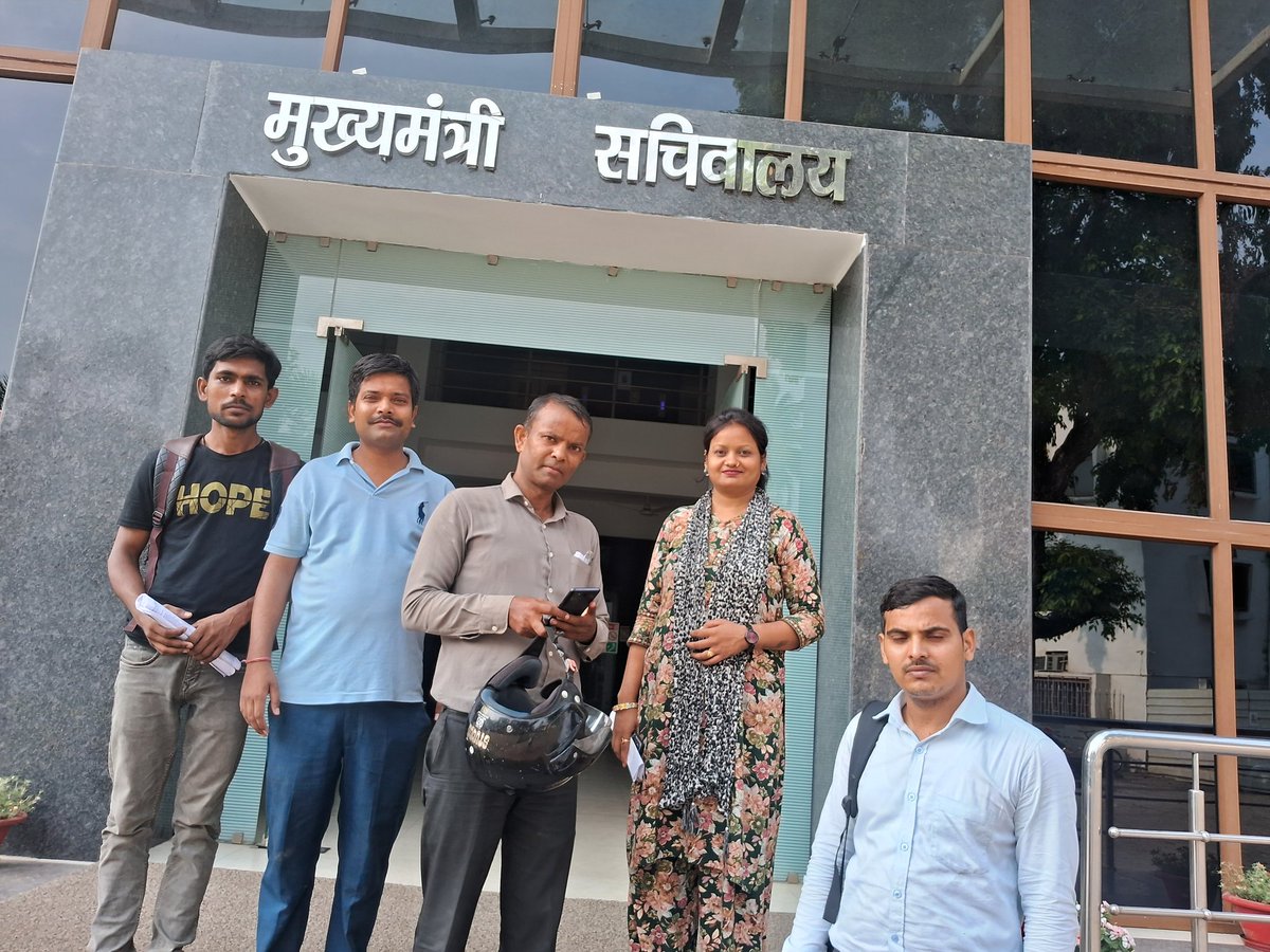 TheJasvirYadav's tweet photo. आज का अवयस्क सूचना पूरा जरूर पढ़े! 

आज सबसे पहले सभी छात्र #BELTRON ऑफिस गए और वहाँ BELTRON ऑफिस का घेराव किया। पुलिस-प्रशासन आया और 5 लोगों को BELTRON ऑफिस के अंदर ले जाया गया। और Rakesh Ranjan (General Manager) से मिलवाया गया, लेकिन उनकी बातों से हम 5 छात्र असंतुष्ट थे। 

Beltron के General Manager राकेश रंजन से जो भी बात हुई, उसका रिकॉर्डिंग YouTube चैनल के माध्यम से साझा कर देंगे (YouTube:- Jasvir Yadav) 

Beltron ऑफिस से निकलने के बाद हम सभी ने CM आवास का घेराव किया। वहां पुलिस प्रशासन ने हम सभी को रोक लिया और अंदर जाने नहीं दिया गया। हम सभी छात्रों को VIP एरिया से बाहर कर दिया गया। यह सारी बातें सभी न्यूज़ मीडिया ने कवर की हैं। आज जो भी न्यूज़ मीडिया ने कवर किया है, वे सभी वीडियो आप लोग जरूर देखें। 

जब हमें VIP एरिया से बाहर किया गया, उसके बाद हमारी मांग थी कि पाँच छात्रों को मुख्यमंत्री से मिलवाया जाए। एक पुलिस पदाधिकारी ने पाँच छात्रों को मुख्यमंत्री के मुख्य सचिव और दो वरिष्ठ अधिकारियों से मिलने के लिए उस कार्यालय में बुलाया। हम पाँचों छात्र वहाँ सभी साक्ष्यों के साथ पहुँचे और पूरी बात तीनों वरिष्ठ अधिकारियों के सामने रखी। मुख्यमंत्री के मुख्य सचिव और दोनों वरिष्ठ अधिकारियों ने हमारी बातें लगभग दो घंटे तक ध्यानपूर्वक सुनीं और आपस में चर्चा भी की। तीनों अधिकारियों की ओर से जो जवाब आया, उसके अनुसार Beltron द्वारा जारी किए गए नोटिफिकेशन के अनुरूप कोई भी कार्य सही ढंग से नहीं किया गया। कहीं न कहीं इस नोटिफिकेशन में काफी त्रुटियाँ पाई गईं। 

CM sir के मुख्य सचिव और दो वरिष्ठ अधिकारियों ने हम सभी का आवेदन स्वीकार किया और अंत में स्पष्ट रूप से कहा कि Beltron को सभी प्रक्रियाएं 2019 के अनुसार ही करनी चाहिए। 

CM sir के मुख्य सचिव और दो वरिष्ठ अधिकारियों ने कहा कि यह आवेदन मुख्यमंत्री तक अवश्य भेजा जाएगा। उन्होंने हम पाँच छात्रों से आवेदन पर मोबाइल नंबर भी लिया और कहा कि आप पाँचों छात्रों को कॉल करके बुलाया जाएगा। आपको मुख्यमंत्री से मिलवाया जाएगा या फिर Beltron से सीधे संपर्क कर रिजल्ट में सुधार करवाया जाएगा। 

कल क्या करना है? यानी 22/05/2025 को। 

कल भी गर्दनीबाग में धरना-प्रदर्शन जारी रहेगा। केवल कुछ छात्र वहीं रुकेंगे, जो पटना के नजदीक से हैं। जो छात्र दूर से हैं, वे अपने घर जा सकते हैं।
हममें से जो पाँच छात्र DM सर से मिलने गए थे, उन्हें कल फिर से DM सर के पास जाना होगा और उस आवेदन के संबंध में जवाब पूछना होगा। यह जाना जाएगा कि हमने जो आवेदन दिया था, उसका क्या हुआ और उस पर क्या कार्रवाई की गई।

#Beltron #Deo #Result #Scam #Bsedc #NitishKumar #BiharNews #Patna #Bihar  #BiharPolitics #ZeeBiharJharkhand  
#BiharToday #BiharLive #BreakingNewsBihar
#BiharSamachar #PrabhatKhabar #ZeeNews #ABPNews #ABPBihar #BiharNews #DainikBhaskar #timesofindia #ZeeBiharNews 
#ABPNews #Thexpressindia #TheLallantop #IndiaToday #EconomicTimes #TimesNow #the_hindu #ABPNews #prabhatkhabar #AmarUjalaNews #boltaHindustan #indexBihar #biharfoundation #JagranNews #ANI

@NitishKumar @AbhaySinghIAS @mantusinghmla @bsedc @yadavtejashwi @tejYadav14 @iChiragPaswan @vijayKrSinhaBih
@PrashantKishor  @samrat4bjp @DitBihar @deounion @kumravi_ias @RanaYashwant1 
@DileepY51270176 @pappuyadavjapl @sunilkbv @narendramodi
@amitshah @bjp4bihar @YusufRJD @mehboob_kaiser  @Sandeep_Saurav_ 
@kanhaiyakumar 

@DainikBhaskar @timesofindia @ZeeBiharNews @JagranNews @aHindinews @ANI 
@ABPNews @Thexpressindia @TheLallantop @IndiaToday @EconomicTimes @TimesNow @the_hindu @ABPNews @prabhatkhabar @AmarUjalaNews @boltaHindustan @indexBihar @biharfoundation @dir_ed @cbic_india @cbiheadquarters @BBCWorld @BBCHindi @tcs @manishKasyapsob