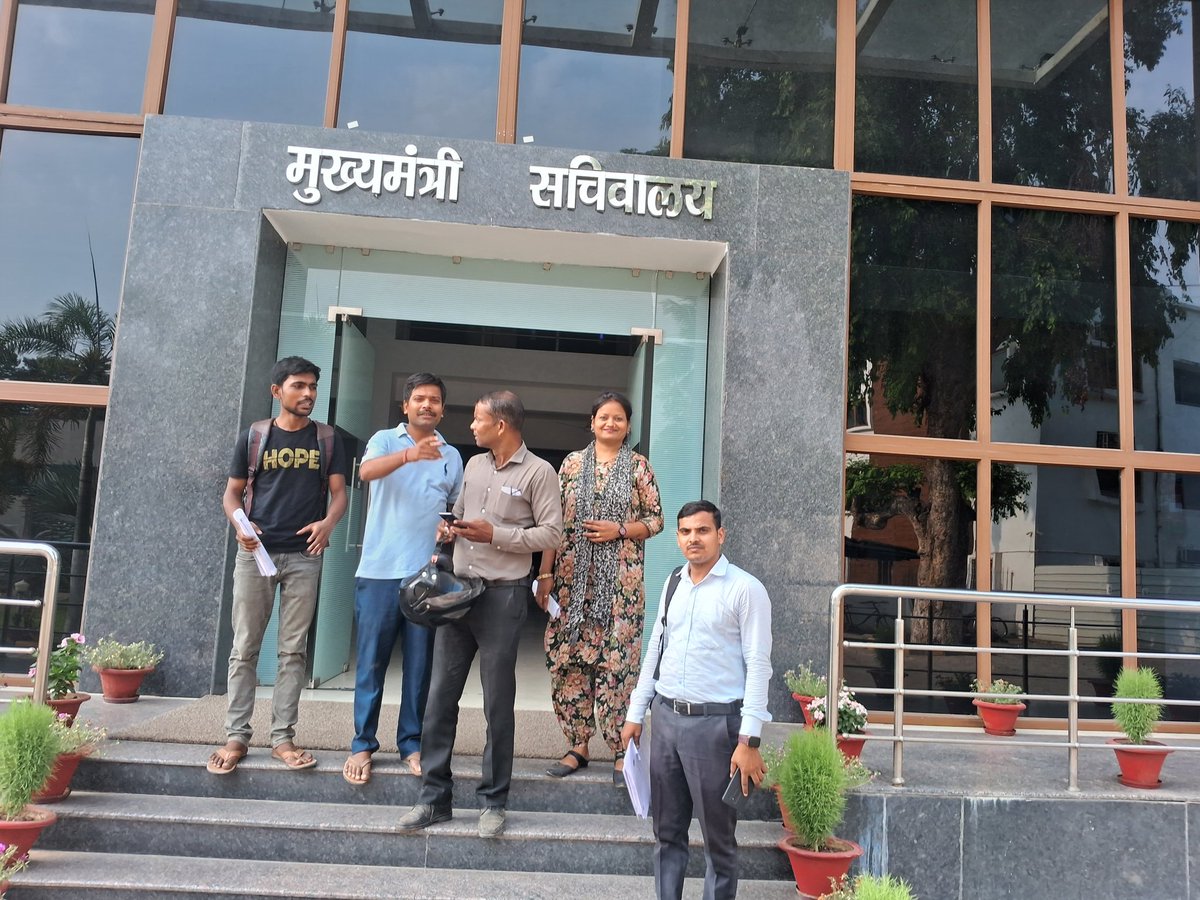 TheJasvirYadav's tweet photo. आज का अवयस्क सूचना पूरा जरूर पढ़े! 

आज सबसे पहले सभी छात्र #BELTRON ऑफिस गए और वहाँ BELTRON ऑफिस का घेराव किया। पुलिस-प्रशासन आया और 5 लोगों को BELTRON ऑफिस के अंदर ले जाया गया। और Rakesh Ranjan (General Manager) से मिलवाया गया, लेकिन उनकी बातों से हम 5 छात्र असंतुष्ट थे। 

Beltron के General Manager राकेश रंजन से जो भी बात हुई, उसका रिकॉर्डिंग YouTube चैनल के माध्यम से साझा कर देंगे (YouTube:- Jasvir Yadav) 

Beltron ऑफिस से निकलने के बाद हम सभी ने CM आवास का घेराव किया। वहां पुलिस प्रशासन ने हम सभी को रोक लिया और अंदर जाने नहीं दिया गया। हम सभी छात्रों को VIP एरिया से बाहर कर दिया गया। यह सारी बातें सभी न्यूज़ मीडिया ने कवर की हैं। आज जो भी न्यूज़ मीडिया ने कवर किया है, वे सभी वीडियो आप लोग जरूर देखें। 

जब हमें VIP एरिया से बाहर किया गया, उसके बाद हमारी मांग थी कि पाँच छात्रों को मुख्यमंत्री से मिलवाया जाए। एक पुलिस पदाधिकारी ने पाँच छात्रों को मुख्यमंत्री के मुख्य सचिव और दो वरिष्ठ अधिकारियों से मिलने के लिए उस कार्यालय में बुलाया। हम पाँचों छात्र वहाँ सभी साक्ष्यों के साथ पहुँचे और पूरी बात तीनों वरिष्ठ अधिकारियों के सामने रखी। मुख्यमंत्री के मुख्य सचिव और दोनों वरिष्ठ अधिकारियों ने हमारी बातें लगभग दो घंटे तक ध्यानपूर्वक सुनीं और आपस में चर्चा भी की। तीनों अधिकारियों की ओर से जो जवाब आया, उसके अनुसार Beltron द्वारा जारी किए गए नोटिफिकेशन के अनुरूप कोई भी कार्य सही ढंग से नहीं किया गया। कहीं न कहीं इस नोटिफिकेशन में काफी त्रुटियाँ पाई गईं। 

CM sir के मुख्य सचिव और दो वरिष्ठ अधिकारियों ने हम सभी का आवेदन स्वीकार किया और अंत में स्पष्ट रूप से कहा कि Beltron को सभी प्रक्रियाएं 2019 के अनुसार ही करनी चाहिए। 

CM sir के मुख्य सचिव और दो वरिष्ठ अधिकारियों ने कहा कि यह आवेदन मुख्यमंत्री तक अवश्य भेजा जाएगा। उन्होंने हम पाँच छात्रों से आवेदन पर मोबाइल नंबर भी लिया और कहा कि आप पाँचों छात्रों को कॉल करके बुलाया जाएगा। आपको मुख्यमंत्री से मिलवाया जाएगा या फिर Beltron से सीधे संपर्क कर रिजल्ट में सुधार करवाया जाएगा। 

कल क्या करना है? यानी 22/05/2025 को। 

कल भी गर्दनीबाग में धरना-प्रदर्शन जारी रहेगा। केवल कुछ छात्र वहीं रुकेंगे, जो पटना के नजदीक से हैं। जो छात्र दूर से हैं, वे अपने घर जा सकते हैं।
हममें से जो पाँच छात्र DM सर से मिलने गए थे, उन्हें कल फिर से DM सर के पास जाना होगा और उस आवेदन के संबंध में जवाब पूछना होगा। यह जाना जाएगा कि हमने जो आवेदन दिया था, उसका क्या हुआ और उस पर क्या कार्रवाई की गई।

#Beltron #Deo #Result #Scam #Bsedc #NitishKumar #BiharNews #Patna #Bihar  #BiharPolitics #ZeeBiharJharkhand  
#BiharToday #BiharLive #BreakingNewsBihar
#BiharSamachar #PrabhatKhabar #ZeeNews #ABPNews #ABPBihar #BiharNews #DainikBhaskar #timesofindia #ZeeBiharNews 
#ABPNews #Thexpressindia #TheLallantop #IndiaToday #EconomicTimes #TimesNow #the_hindu #ABPNews #prabhatkhabar #AmarUjalaNews #boltaHindustan #indexBihar #biharfoundation #JagranNews #ANI

@NitishKumar @AbhaySinghIAS @mantusinghmla @bsedc @yadavtejashwi @tejYadav14 @iChiragPaswan @vijayKrSinhaBih
@PrashantKishor  @samrat4bjp @DitBihar @deounion @kumravi_ias @RanaYashwant1 
@DileepY51270176 @pappuyadavjapl @sunilkbv @narendramodi
@amitshah @bjp4bihar @YusufRJD @mehboob_kaiser  @Sandeep_Saurav_ 
@kanhaiyakumar 

@DainikBhaskar @timesofindia @ZeeBiharNews @JagranNews @aHindinews @ANI 
@ABPNews @Thexpressindia @TheLallantop @IndiaToday @EconomicTimes @TimesNow @the_hindu @ABPNews @prabhatkhabar @AmarUjalaNews @boltaHindustan @indexBihar @biharfoundation @dir_ed @cbic_india @cbiheadquarters @BBCWorld @BBCHindi @tcs @manishKasyapsob
