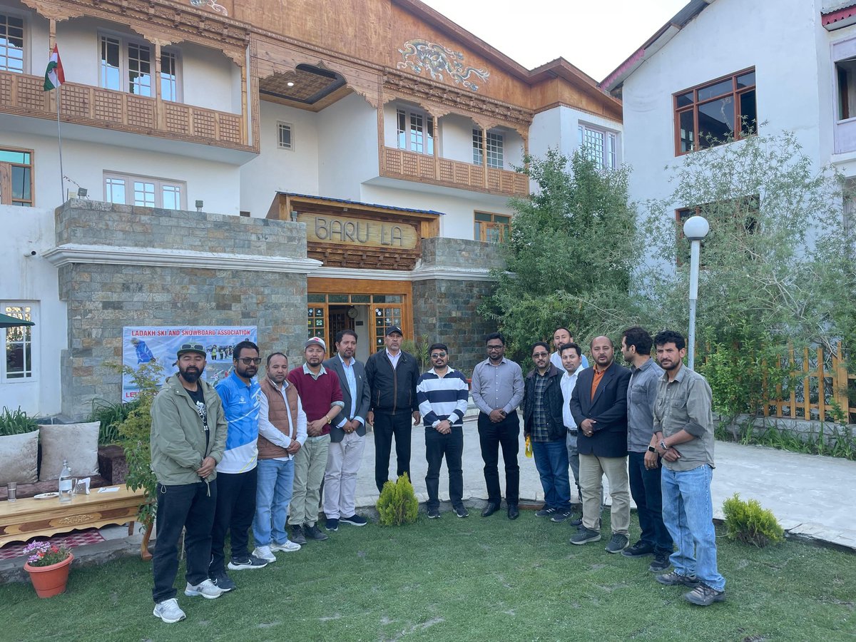 airnewskargil's tweet photo. @LadakhSki &amp; Snowboard Association hosted a farewell for @dc_Kgl Shrikant Suse &amp; Tourist Officer Ghulam Rasool Lal
The officers were felicitated for their contribution to winter sports in Kargil
DC Suse highlighted Khel Gaon Kurbathang as a future hub for Indian sports. #Kargil https://t.co/RQC3OpE30G