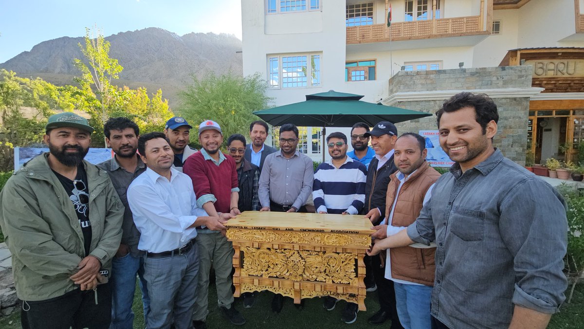 airnewskargil's tweet photo. @LadakhSki &amp; Snowboard Association hosted a farewell for @dc_Kgl Shrikant Suse &amp; Tourist Officer Ghulam Rasool Lal
The officers were felicitated for their contribution to winter sports in Kargil
DC Suse highlighted Khel Gaon Kurbathang as a future hub for Indian sports. #Kargil https://t.co/RQC3OpE30G