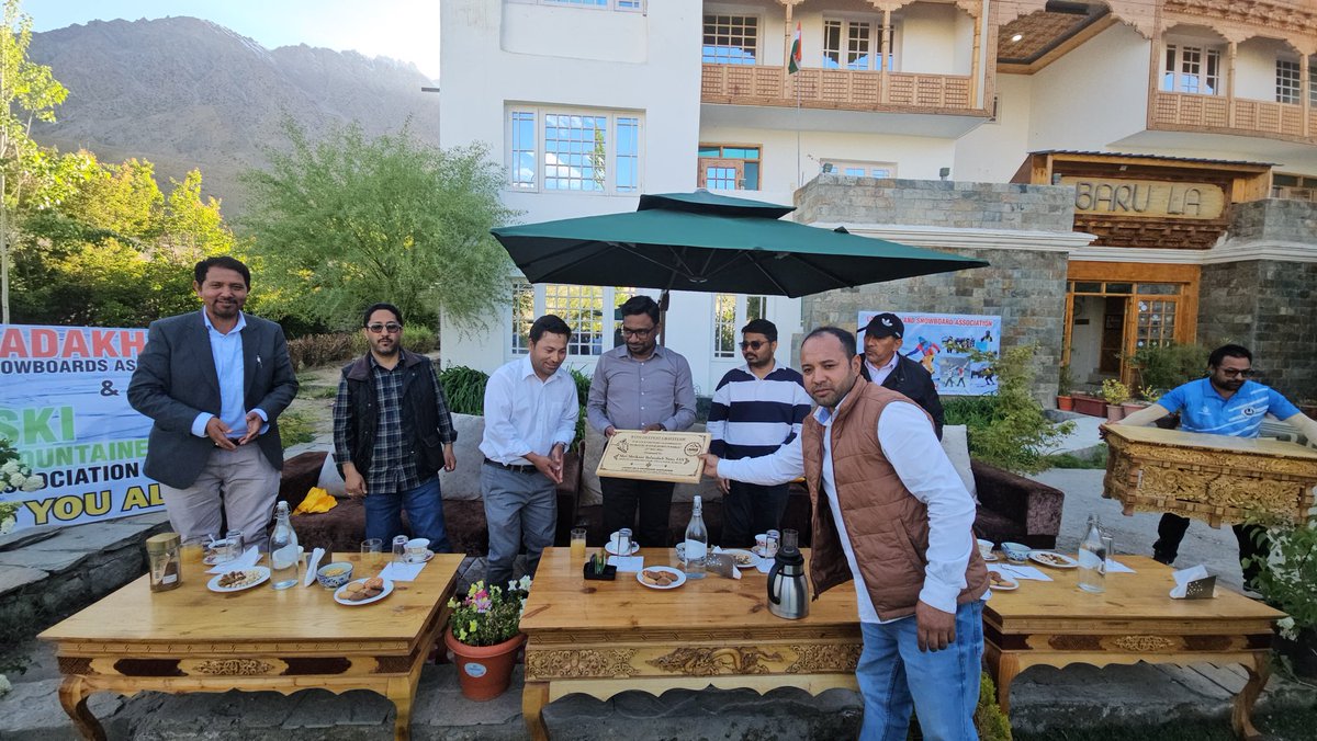 airnewskargil's tweet photo. @LadakhSki &amp; Snowboard Association hosted a farewell for @dc_Kgl Shrikant Suse &amp; Tourist Officer Ghulam Rasool Lal
The officers were felicitated for their contribution to winter sports in Kargil
DC Suse highlighted Khel Gaon Kurbathang as a future hub for Indian sports. #Kargil https://t.co/RQC3OpE30G