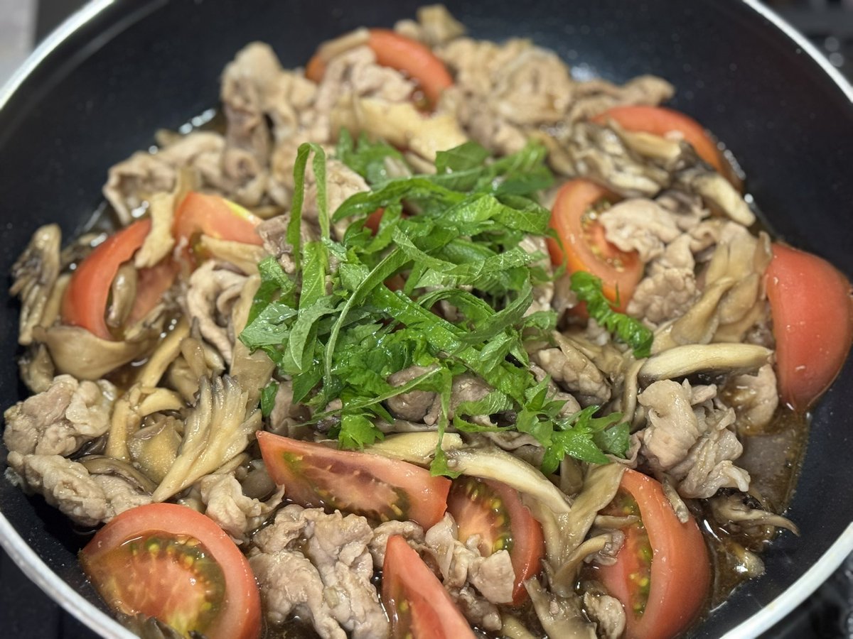 今日は豚こまと舞茸のオイスター炒め🐷🍄‍🟫🍅

明日以降のやつも煮込んでるしとても偉い👏

#キッチンドランカー部