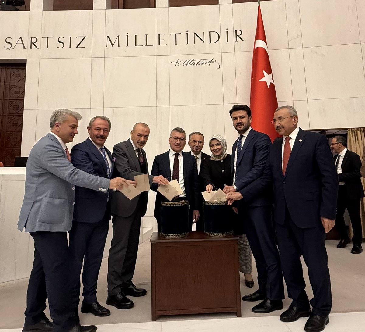 Türkiye Büyük Millet Meclisi Genel Kurulu’nda yapılan seçimle Hâkimler ve Savcılar Kurulu’na seçilen kıymetli üyeleri Fuzuli Aydoğdu, Hakan Yüksel, Seyfi Han, Cengiz Aydemir ve Alişan Tiryaki’yi  tebrik ediyorum. 
Adaletin tesisi yolunda üstlenecekleri sorumluluğun yargı