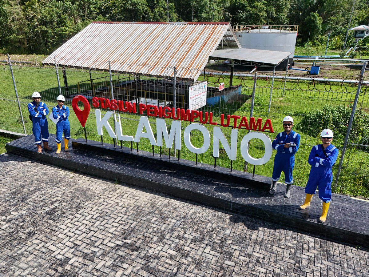 wheeqo's tweet photo. Setelah total 40+ hari di #Papua dan menjelajah 100+ sumur di hutan, boleh kita menumpang selfie pake #drone.
#survey #pipeline #electrical https://t.co/fA2Od1vfZq