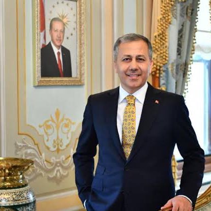 UmitDikbayir's tweet photo. Türkiye’de artık mücadele,

Koltuğunu korumak için her şeyden taviz verenlerle, Milletin onuru için koltuğundan vazgeçenlerin mücadelesidir. 🇹🇷 https://t.co/gbWUwFAJil