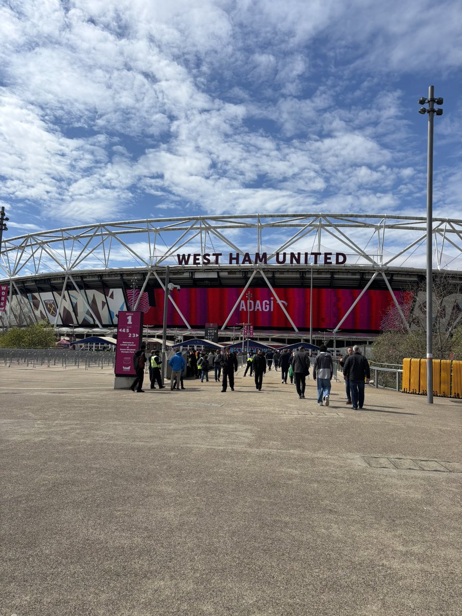 chloe2601off's tweet photo. Thank you to all the medical team at @LondonStadium for making me so welcome towards the latter end of the season. 

A great use of my volunteering time and a chance to experience the fabulous briefings of @ItsMattAtkinson 

Safe to say I’ll be back! 🚑 https://t.co/swzL2Mqapi