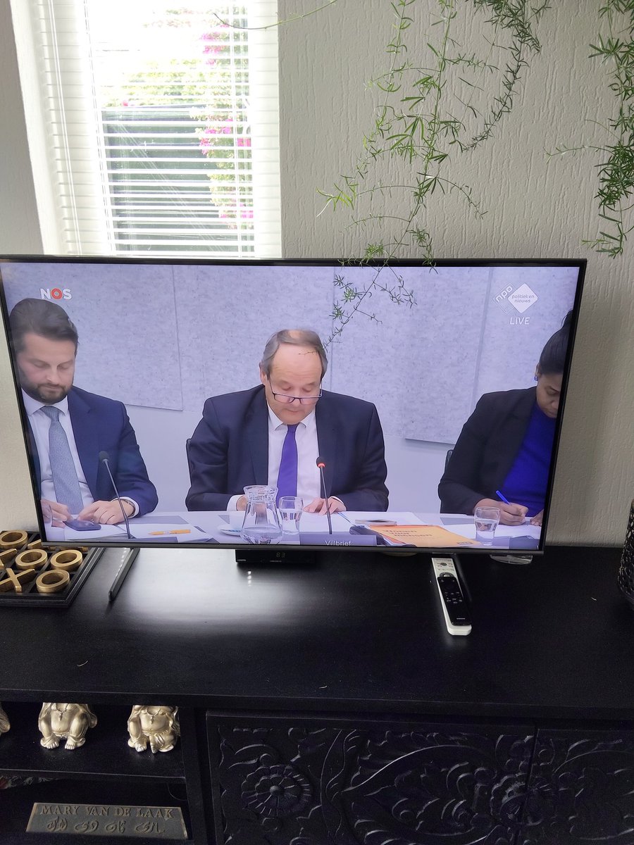 MrsVenderleek's tweet photo. Het kan toch níet zo zijn dat de burger de zakken moeten vullen van de woningbouwcorporaties??! 😳
Wíe vertegenwoordigen onze Kamerleden eigenlijk??! 
#huurbevriezing #debat https://t.co/072UhNosK3