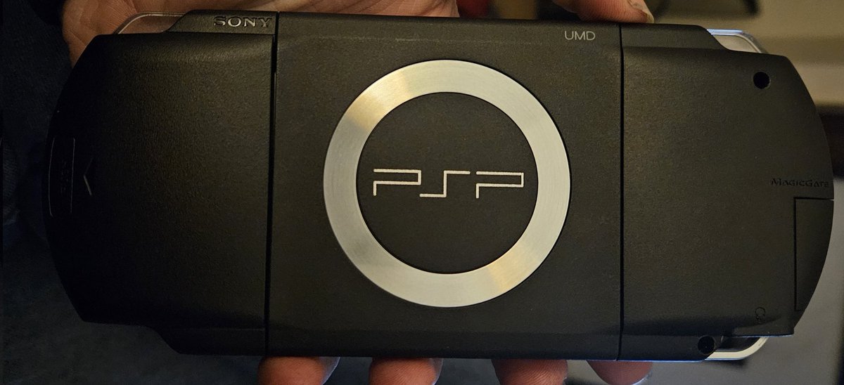 Kyonko_VT's tweet photo. This #PSPWednesday I'm going back to my last #KyonkoFinds to highlight this immaculate PSP!
It wasn't far from being scrapped & its by far the cleanest PSP console I've seen in a long time! Barely a scratch. Just needs a new battery & it's good to go! ๐โค๏ธ https://t.co/CNOFyFthR4