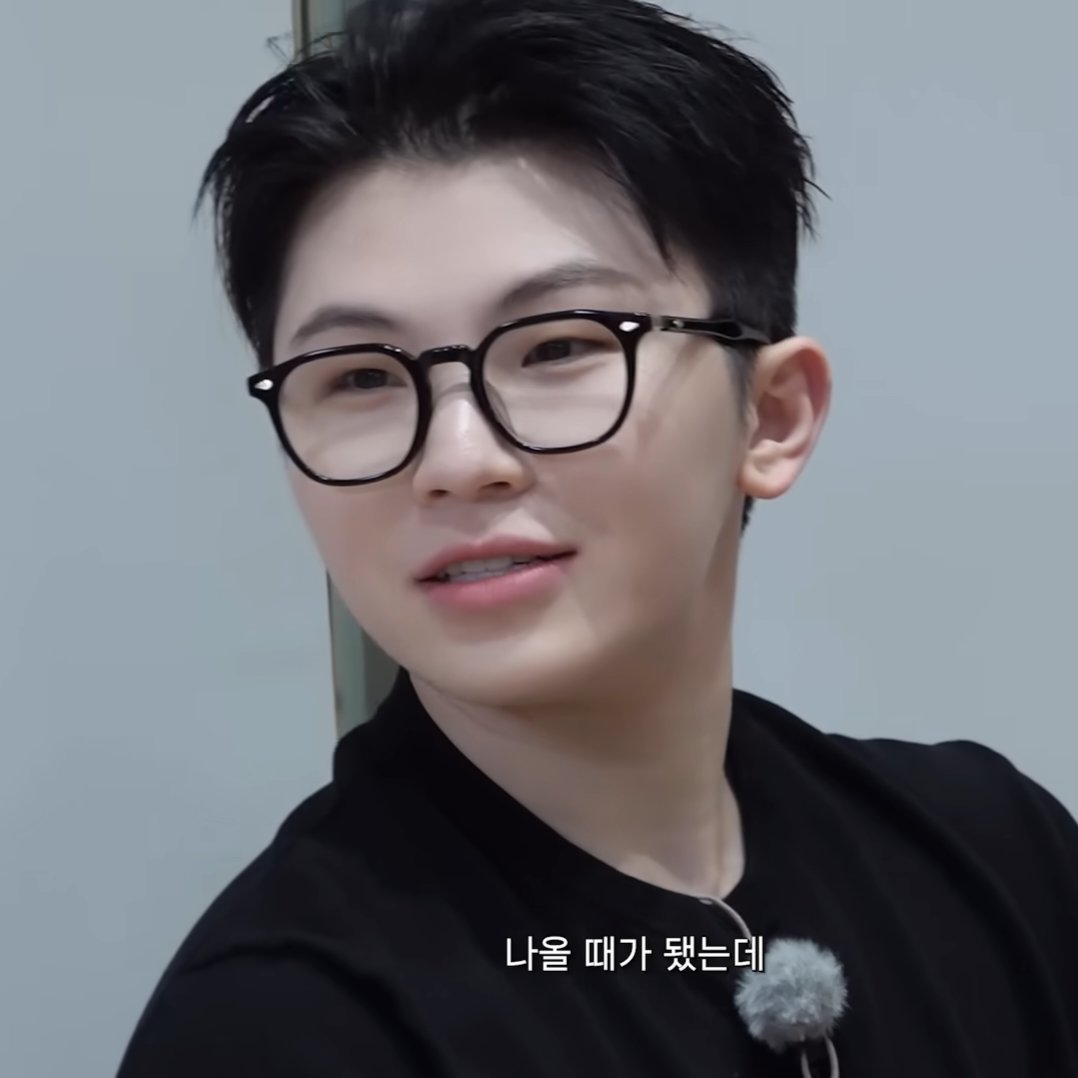 howoosol's tweet photo. HE LOOKS SO GOOD https://t.co/8reZkSl8wL