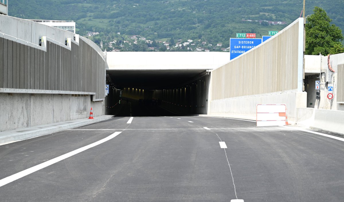 #Mobilité | Catherine Séguin, préfète de l'Isère, aux côtés de Jean-Pierre Barbier, président <a href="/CDIsere/">Isère</a>, Sylvain Laval, vice-président <a href="/GrenobleAlpes/">Grenoble Alpes Métropole</a> et Amandine Demore, Maire d’Échirolles, a inauguré la tranchée couverte sur la RN87 (rocade sud de #Grenoble) de l'échangeur du