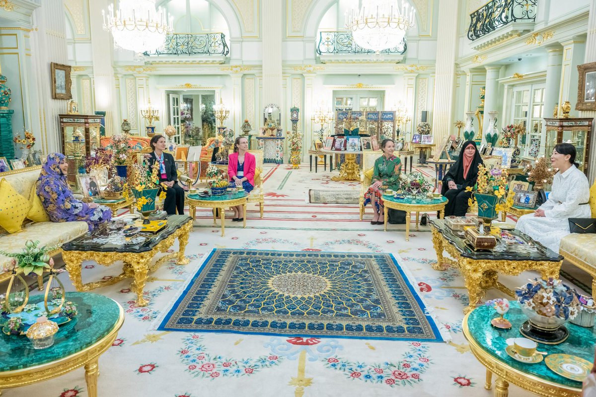 UKinBrunei's tweet photo. A gracious audience with Her Majesty the Queen of Brunei. A memorable occasion for our outgoing High Commissioner, Alexandra McKenzie, highlighting the close ties between our people and the warmth of Bruneian hospitality.

#UKinBrunei #Brunei #UK #Queen #RajaIsteri https://t.co/QryV4n1X5R