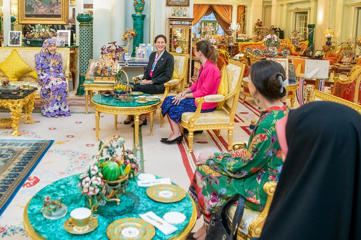 UKinBrunei's tweet photo. A gracious audience with Her Majesty the Queen of Brunei. A memorable occasion for our outgoing High Commissioner, Alexandra McKenzie, highlighting the close ties between our people and the warmth of Bruneian hospitality.

#UKinBrunei #Brunei #UK #Queen #RajaIsteri https://t.co/QryV4n1X5R