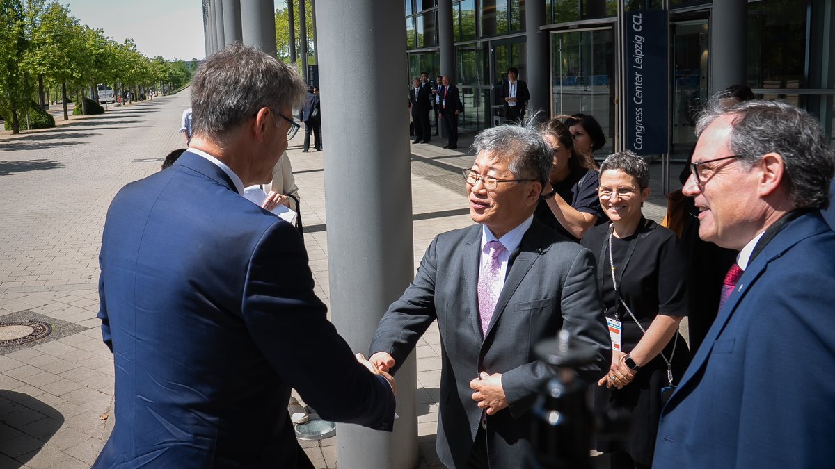 BMV's tweet image. Auf dem #ITF25 verdeutlicht Verkehrsminister @pschnieder, dass #Sicherheit auch von der Belastbarkeit der #Infrastruktur abhängt. Deswegen ist entscheidend, nicht nur auf unsere #Verkehrswege zu schauen, sondern auch grenzüberschreitende Verkehre resilienter zu gestalten.