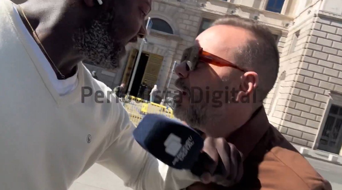 Multicanal Radio (@multicanalradio) on Twitter photo 🔴NOTICIAS🔴
BERTRAND #NDONGO Y #MAESTRE
El racista de <a href="/AntonioMaestre/">AntonioMaestre</a> hace el ridículo al encararse con el periodista <a href="/bertrandmyd/">Bertrand Ndongo</a> y demostrar que no tiene fuerza alguna multicanalradio.com/el-racista-de-…
☝️☝️☝️ 🔴NOTICIAS🔴
BERTRAND #NDONGO Y #MAESTRE
El racista de <a href="/AntonioMaestre/">AntonioMaestre</a> hace el ridículo al encararse con el periodista <a href="/bertrandmyd/">Bertrand Ndongo</a> y demostrar que no tiene fuerza alguna multicanalradio.com/el-racista-de-…
☝️☝️☝️