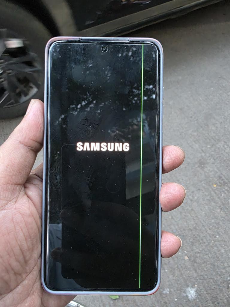 Azhar4777's tweet photo. This Is Second Time That My Device Automatic Comes Green Line First They Change It Free Of Cost Now They Want To Pay For It... Disgusting Samsung Want Customers Not To Use Samsung Premium Devices https://t.co/jZ42okoKnQ