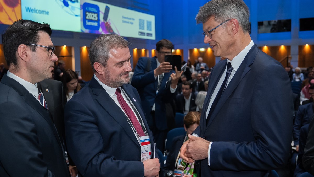 BMV's tweet image. Auf dem #ITF25 verdeutlicht Verkehrsminister @pschnieder, dass #Sicherheit auch von der Belastbarkeit der #Infrastruktur abhängt. Deswegen ist entscheidend, nicht nur auf unsere #Verkehrswege zu schauen, sondern auch grenzüberschreitende Verkehre resilienter zu gestalten.