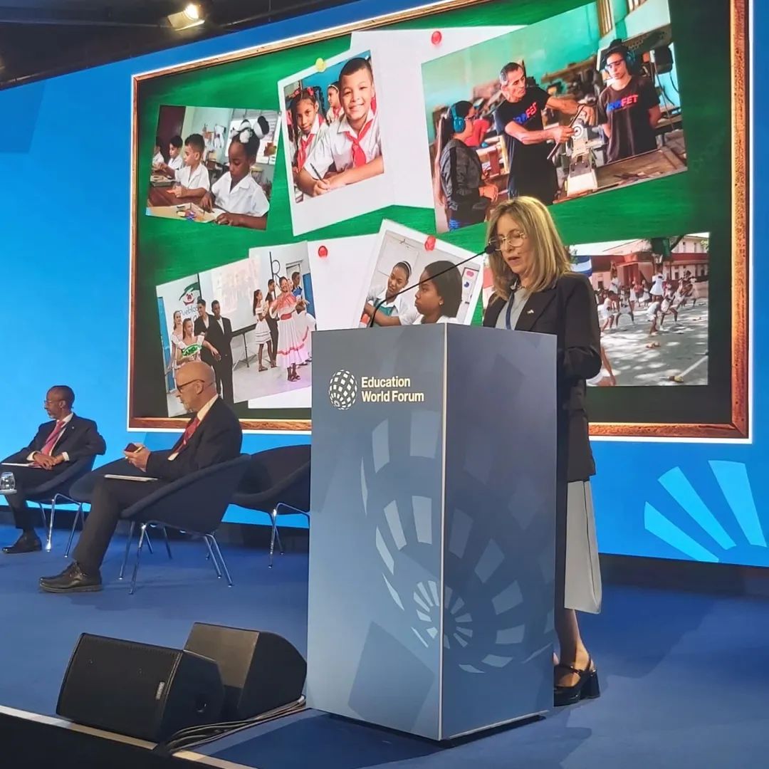 📌 La ministra de Educación de Cuba, <a href="/naimatrujillob/">Naima Ariatne Trujillo Barreto</a>, compartió ante la plenaria las experiencias de nuestro país en la formación de ciudadanos desde la primera infancia, con un enfoque inclusivo que prioriza a los sectores vulnerables y a la educación especial.
#CubMined
🇨🇺🇨🇺🇨🇺