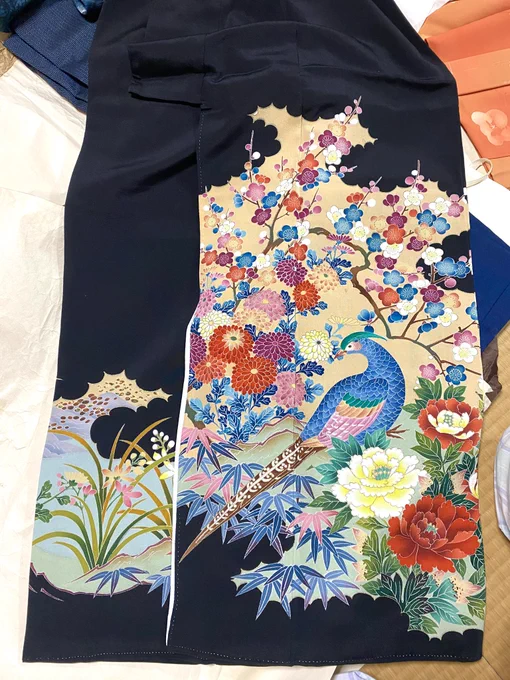 大阪の実家に想像よりも着物がたくさんあってテンション爆上がりだった美しすぎる黒留袖があるし、蓮の花の付け下げも出てくるし宝の山じゃ〜しつけ糸ついたままの小紋や羽織やら万歳で幸せすぎた…