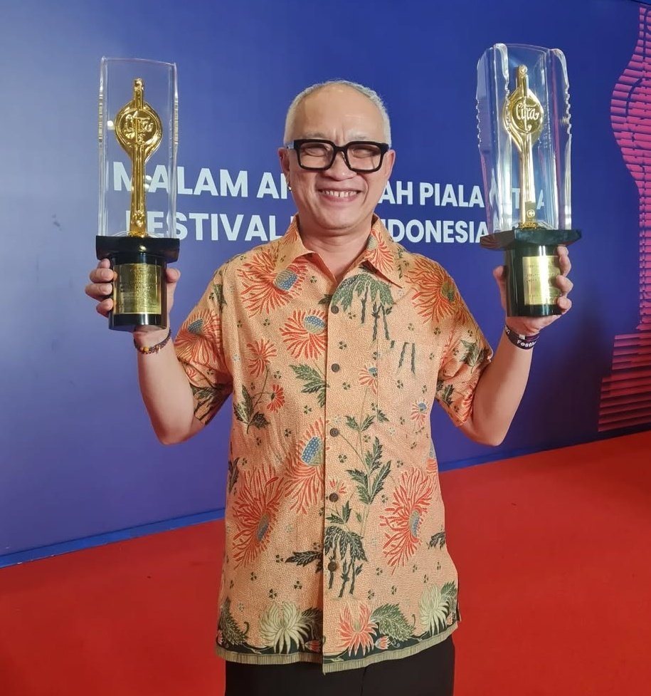 nurdiyansah's tweet photo. Sedih amat!
RIP John Badalu.

Buat kawan2 muda yg belum kenal, John adl pendiri Q-Munity &amp; Q! Film Fest (2002-2017), sebuah festival film LGBT di Indonesia &amp; salah satu yg terbesar di Asia.

Ia jg jd produser film2 yg menang bnyk penghargaan, termasuk Malila, Basri &amp; Salma. https://t.co/61zIsQGAEa