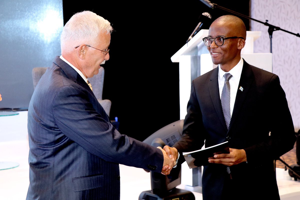 UNDP_Botswana's tweet image. 🛠️ The report emphasizes 3 urgent reforms: (1) making youth employment programmes work, (2) building entrepreneurship & (3) youth venture funding. Let’s act now. #NHDR2025 #BotswanaYouth @statsbots @BWGovernment @BWPresidency @BaHorv