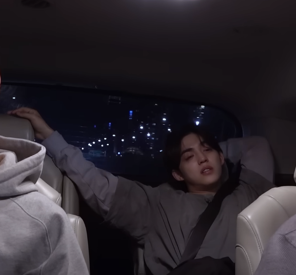 LOSTCOUPS's tweet photo. 자세가 진짜 10년산 집같아 https://t.co/To6wl2scII
