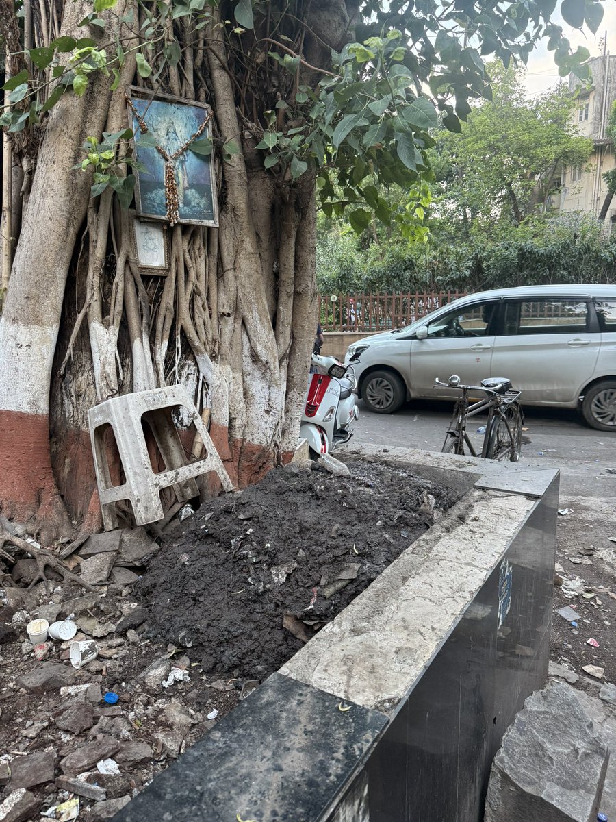 TumchaRaiba's tweet photo. @mybmc please clear this mess created near China Man, near Ruia college, Matunga. People sit here everyday.
#bmc #mybmc #mumbai #MumbaiRains https://t.co/qnoId5d543