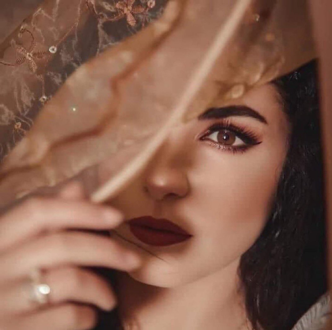 رساله_لقلبك 

::
::

وتظنُ أنك بحاجة شديدة للإختبـاء
بينما انت في أمس الحاجة لمن يجدك فقط♩♡