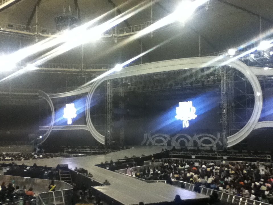 reallily87's tweet photo. It's been 10 years since the first time I came to Korea. I remember the 4th stage was hot, the atmosphere was great, the setlist was excellent and the staff was extremely strict, I got caught right after I held my phone up just in front of my chest😅 https://t.co/r2hi9LKXYl