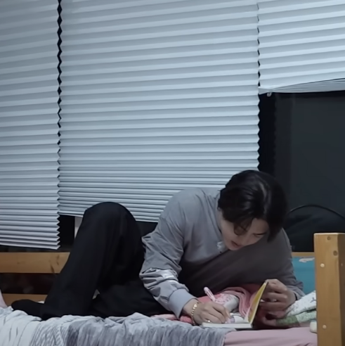 LOSTCOUPS's tweet photo. 자세가 진짜 10년산 집같아 https://t.co/To6wl2scII