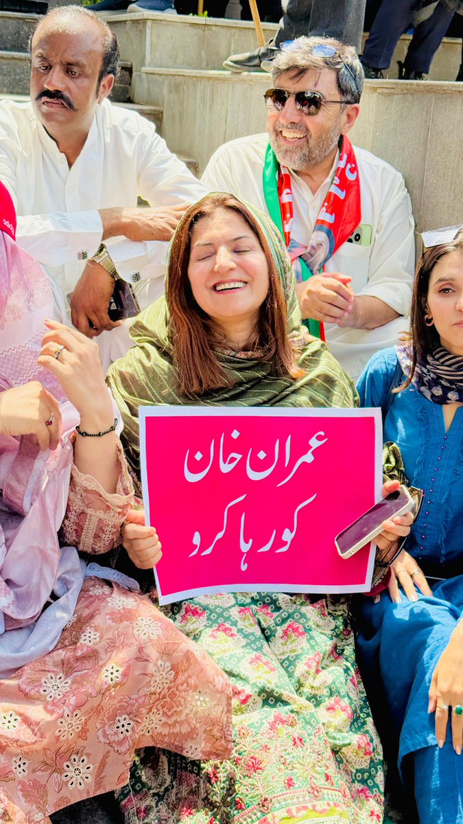 اسلام آباد ہائیکورٹ کے باہر کے مناظر

آج شہر اقتدار میں دفعہ 804 نافذ ہے

📌عمران خان کی رہائی کے لیے اسلام آباد ہائی کورٹ کے باہر پی ٹی آئی قیادت کا احتجاج✊🏻