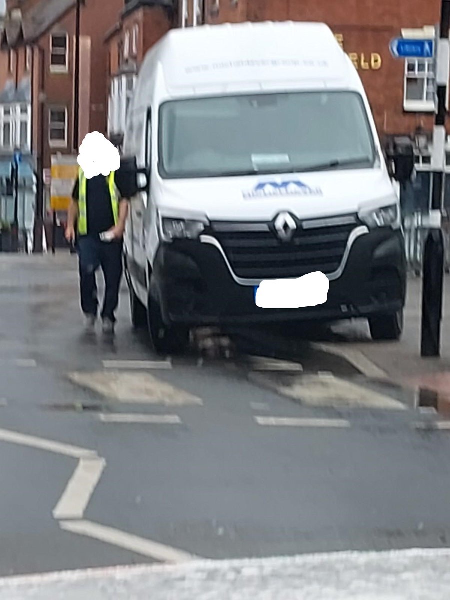 StaffsDogs's tweet photo. It is unacceptable to park on a Zebra Crossing at any point, especially when your reason for doing so is to get your lunch. 3 points and Β£100 pound fine on its way. @EStaffsPolice #S5ARV https://t.co/jni3eOBiAe