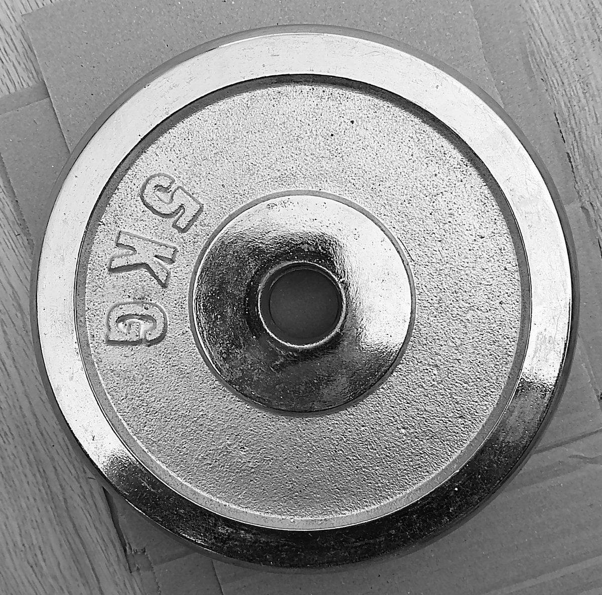 JefKPhotography's tweet photo. A 5 KG weight plate. Black and white photo.

#weightplate #sport #sports #strengthtraining #fitness #photo #picture #blackandwhite https://t.co/9wYMjlE6W9