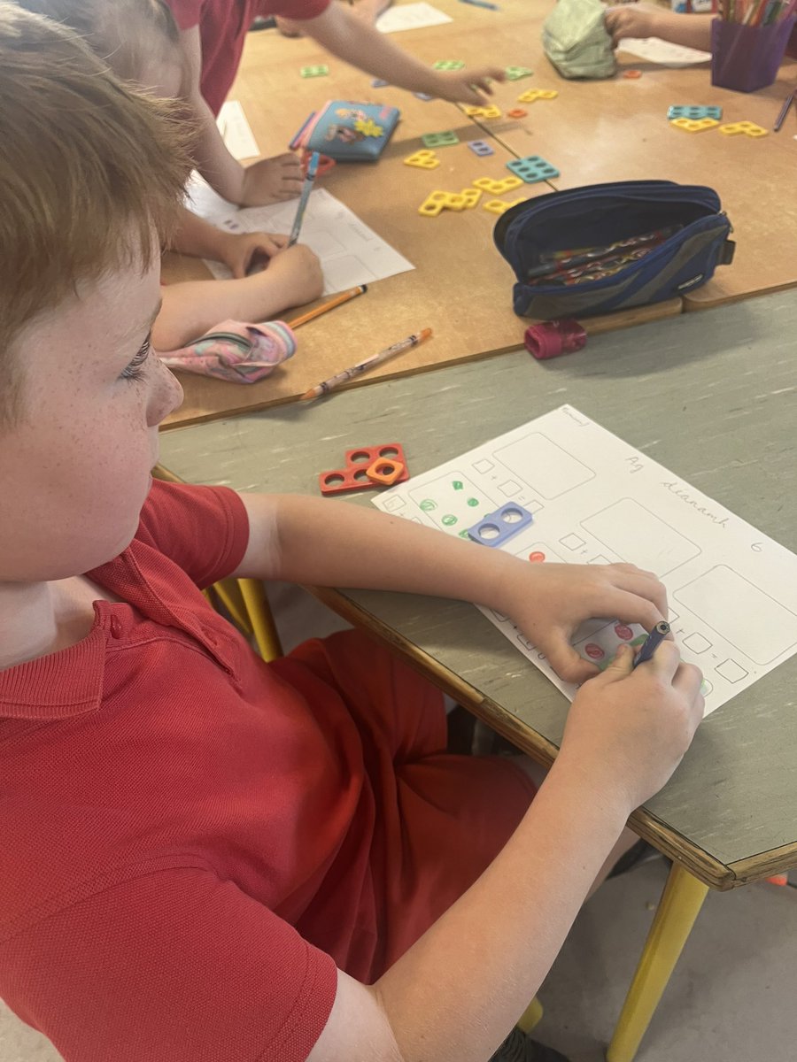 rangeibhlin1's tweet photo. Bhí Naíonáin Bheaga ag obair leis na plátaí Numicon inniu agus iad ag iniúchadh uimhir 6. D’eirigh go hiontach Leo! @GaelscoilAU https://t.co/iSox3r1BMi