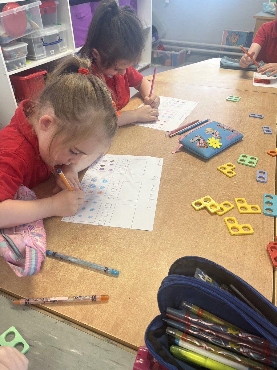 rangeibhlin1's tweet photo. Bhí Naíonáin Bheaga ag obair leis na plátaí Numicon inniu agus iad ag iniúchadh uimhir 6. D’eirigh go hiontach Leo! @GaelscoilAU https://t.co/iSox3r1BMi