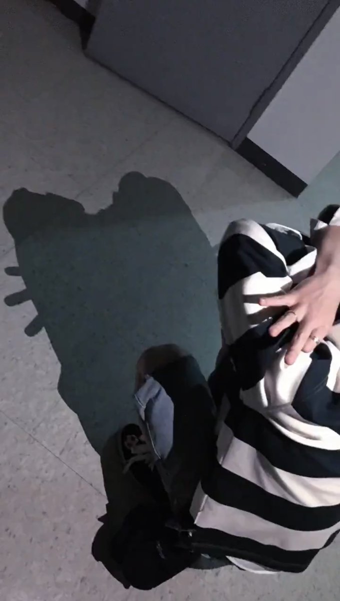 yeojunkr's tweet photo. yeojun cat shadow trend! https://t.co/TXo0vrjNoO