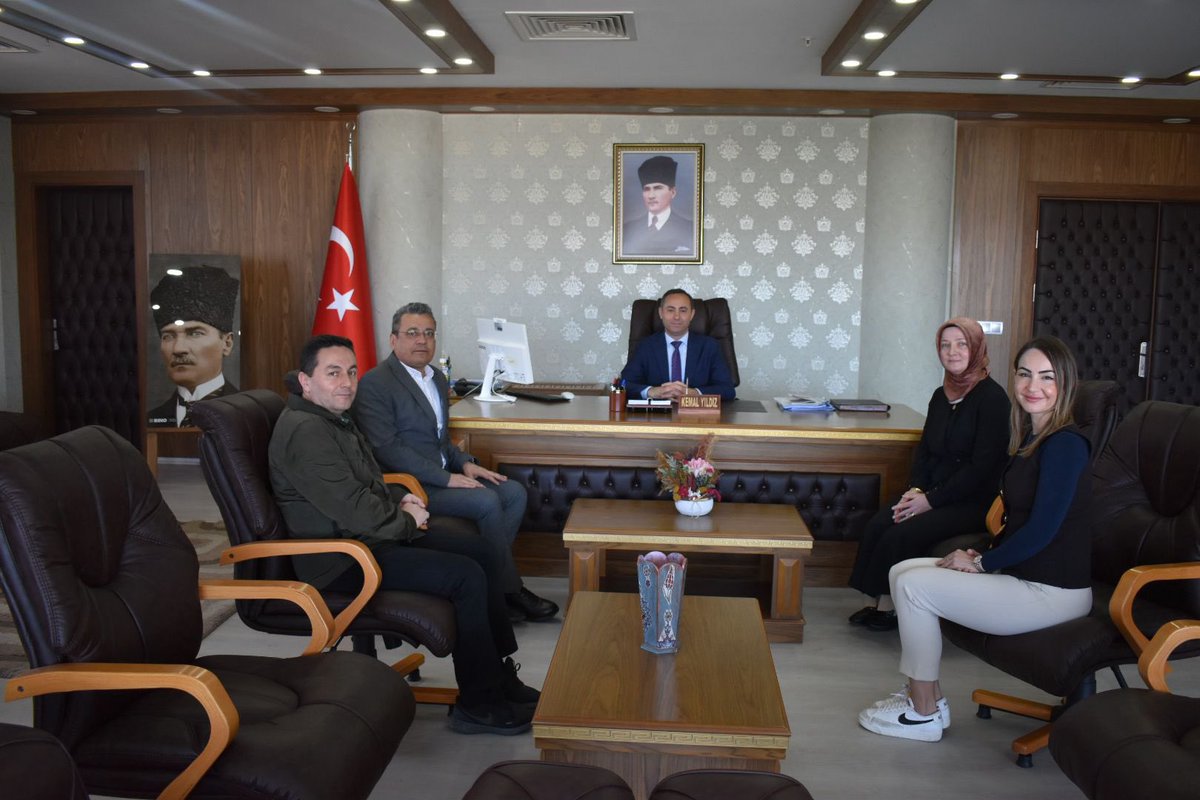Tapu ve Kadastro Genel Müdürlüğü’nün 178. Kuruluş Yıldönümü dolayısıyla Atakum Tapu Müdür Vekili Arif Kipsöz ve Müdürlük Çalışanları,  Kaymakamımız Sayın Kemal Yıldız’ı makamında ziyaret ettiler.