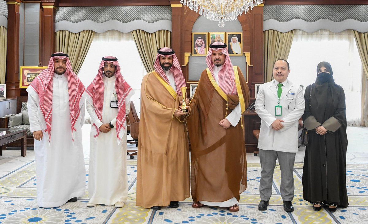 سمو أمير منطقة #المدينة_المنورة #سلمان_بن_سلطان، يستقبل مدير مستشفى الملك فيصل التخصصي ومركز الأبحاث بالمدينة المنورة، الدكتور عماد بن محمد خداوردي، بمناسبة حصول المستشفى على جائزة “ضمان للتميّز” لعام 2025.