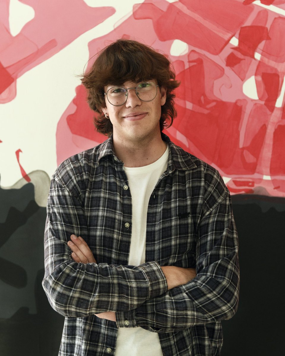 karimsbila's tweet photo. El meu company de classe, Adrián Larok, ha triat aquesta proposta artística com a forma de crítica a Mazón. Gràcies, Adrián, per continuar amb aquesta lluita. #Mazon #mazondimissió #upv #MazonDimissio https://t.co/M1GWcZyzxA