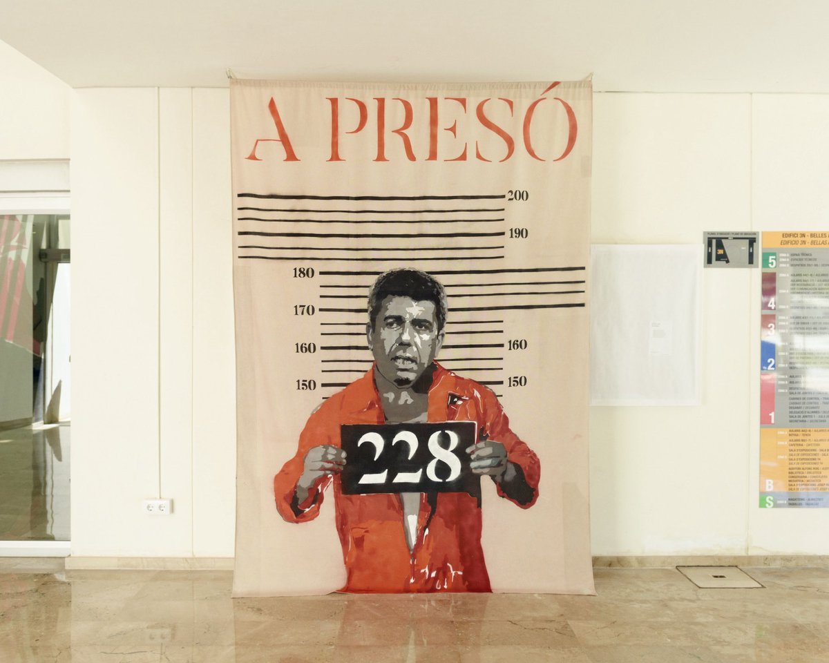 karimsbila's tweet photo. El meu company de classe, Adrián Larok, ha triat aquesta proposta artística com a forma de crítica a Mazón. Gràcies, Adrián, per continuar amb aquesta lluita. #Mazon #mazondimissió #upv #MazonDimissio https://t.co/M1GWcZyzxA