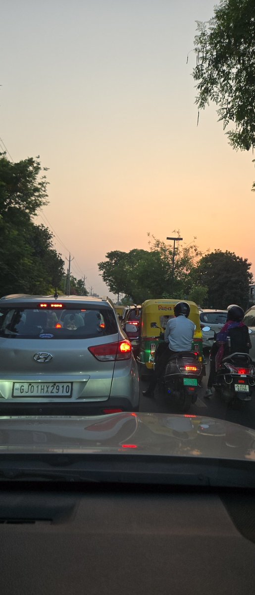 prasangkeyur's tweet photo. @AhmedabadPolice kantam cross road , rajpath rangoli road .
Everyday traffic jam as no signal or police person .

Also, a heavy moment of concrete mixture  and dumpers create jam.

This is regular everyday problem https://t.co/polTwjyA9W