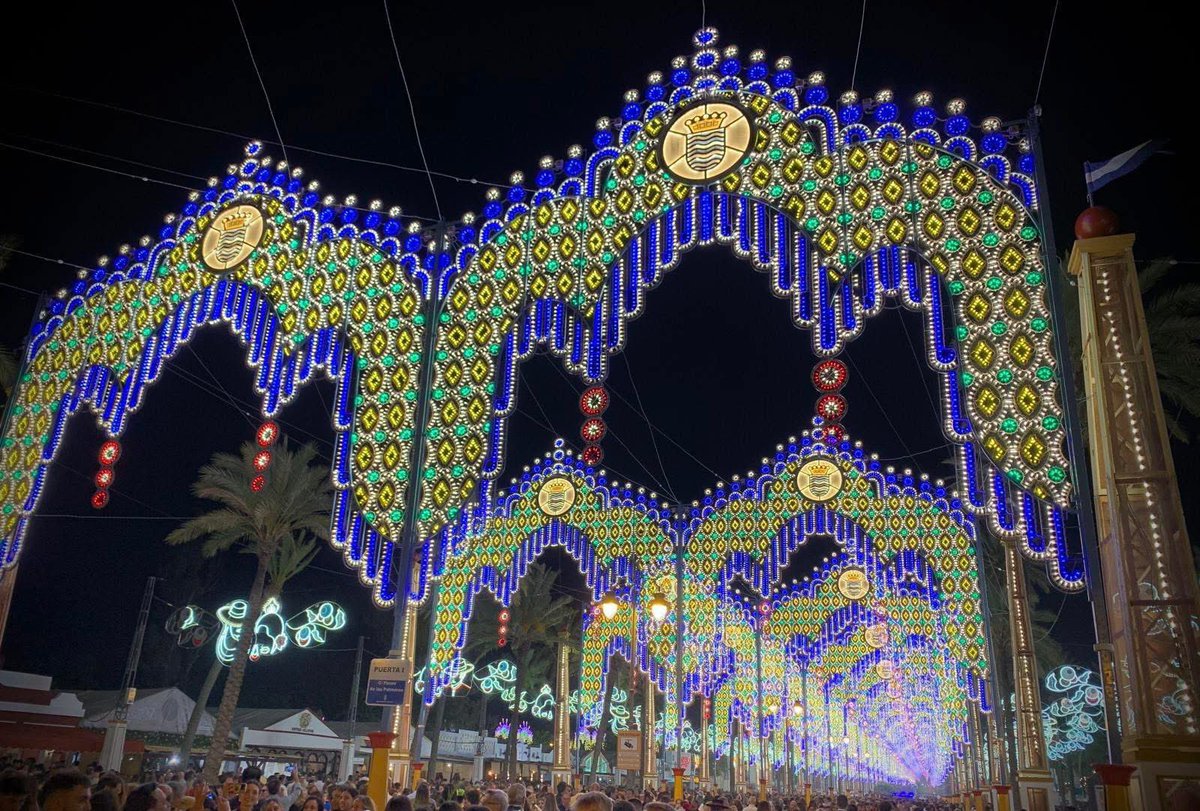 FranciscoZuasti's tweet image. La verdad que con las bombillas Led el alumbrado ha perdido categoría. Además el entorno del escudo de Jerez me parece que es muy mejorable. Hay que darle una vuelta muy grande al alumbrado. Dejo el ahora y después