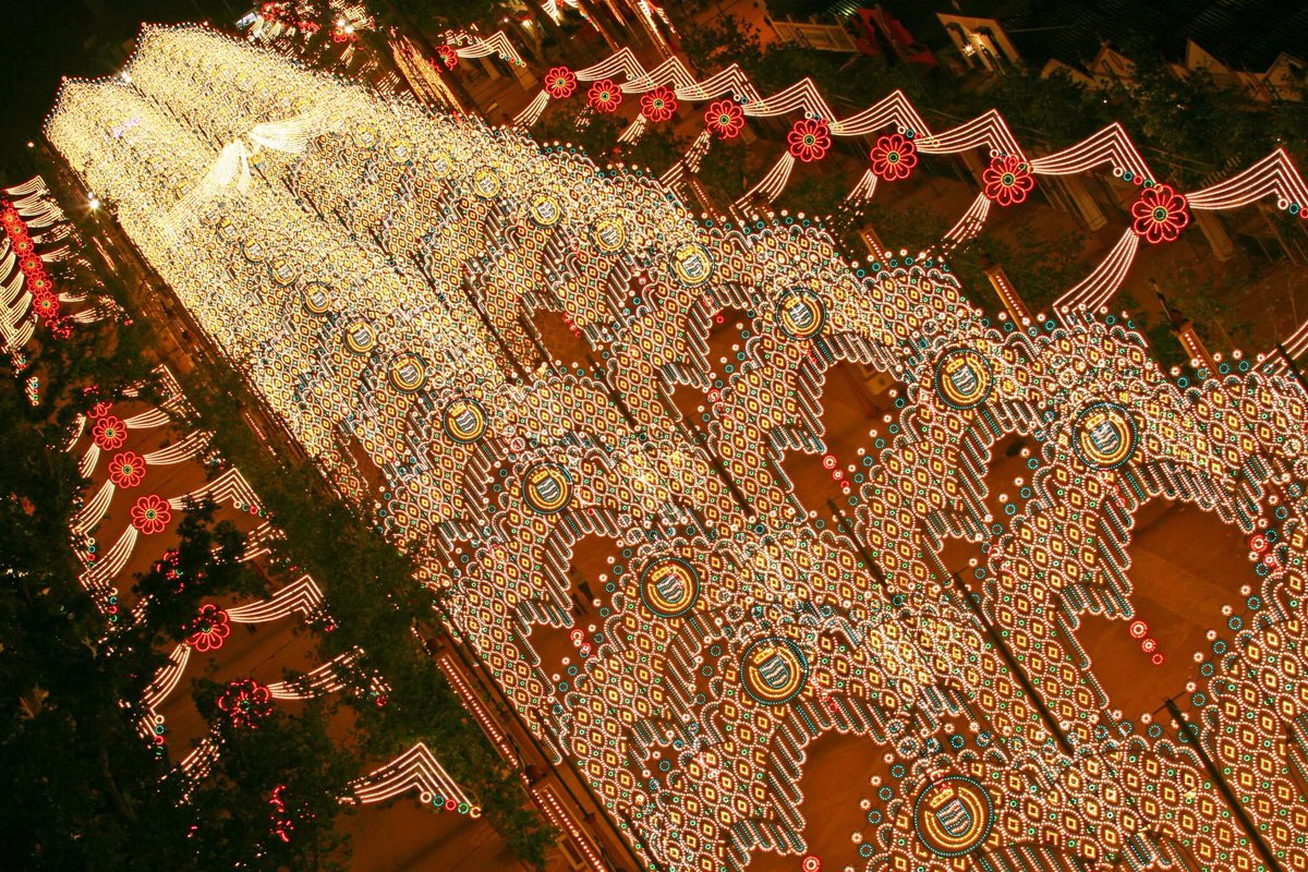 FranciscoZuasti's tweet image. La verdad que con las bombillas Led el alumbrado ha perdido categoría. Además el entorno del escudo de Jerez me parece que es muy mejorable. Hay que darle una vuelta muy grande al alumbrado. Dejo el ahora y después