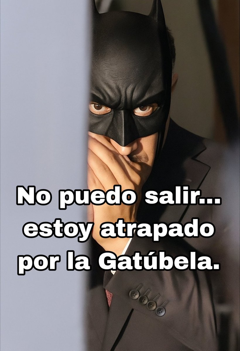 Melissa_Bely's tweet photo. Para lo único que sirven las mañaneras es para mentir, manipular, para dividir más al pueblo y para distraer a los funcionarios de sus obligaciones.

En lugar de trabajar tienen que estar ahí de chaperones al lado de la científica..

Cómo ayer que ni siquiera Batman pudo actuar..

👇

"FUERON 12 tiros en tan sólo 8 segundos, disparos certeros y, evidentemente, mortales de un solo tirador. Está claro que quienes ordenaron la ejecución conocían muy bien los movimientos de sus víctimas.

LA DOBLE EJECUCIÓN tiene todo el sello del crimen organizado. 

La pregunta inevitable es: ¿por qué? 

Dentro y fuera de las filas de la 4T se dice que se trató de un mensaje directo para la jefa de Gobierno capitalina, Clara Brugada. 

Lo que está complicado saber es de parte de quién vino el sangriento recado. 

Ojalá que las indagatorias lo resuelvan.

ES DE DESTACAR que el ataque ocurrió mientras transcurría la mañanera presidencial, quizás con la intención de que el ominoso mensaje cimbrara la conferencia.

NO HAY MANERA DE negar que en la CDMX sí opera el crimen organizado donde actúan distintos cárteles. 

Quizás el de la Unión Tepito sea el más conocido, pero también tienen zonas de influencia el Cártel Jalisco Nueva Generación, el de Sinaloa, el venezolano Tren de Aragua y, por supuesto, las mafias chinas.

LAS ACCIONES de la autoridad en alcaldías como Iztapalapao Cuauhtémoc en narcotienditas, o detenciones de algunos jefes de esos grupos criminales, quizás tuvieron su respuesta.

EL DOBLE CRIMEN pegó en el corazón mismo del morenismo y metió en un predicamento tanto a Clara Brugada como a Claudia Sheinbaum, ahora que la violencia tocó ya la puerta de sus oficinas."
