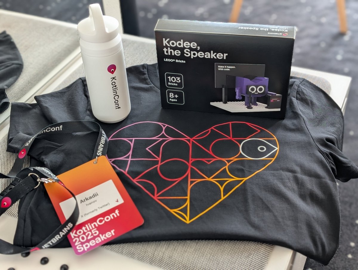arkann1985's tweet image. Got some cool #KotlinConf speaker&apos;s swag! ❤️