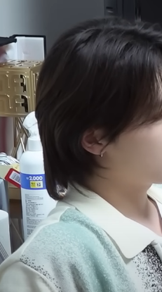 마마 트로피랑 다이소 제품이 한 컷에 잡히는거 진짜 숙소의 어떤것 같다