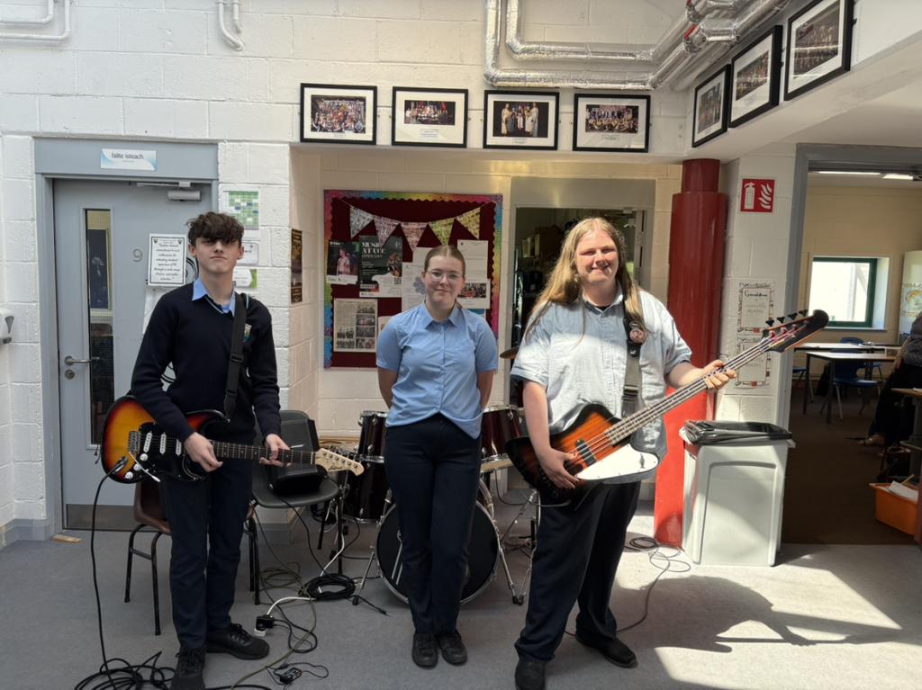 We extend our sincere thanks to Music Generation and Darren for their invaluable support throughout a fantastic year of Rock Club at CNC. The club concluded today with a vibrant end-of-year jam session. Congratulations to Chris, Liva, and Donnacha for their enthusiastic participa