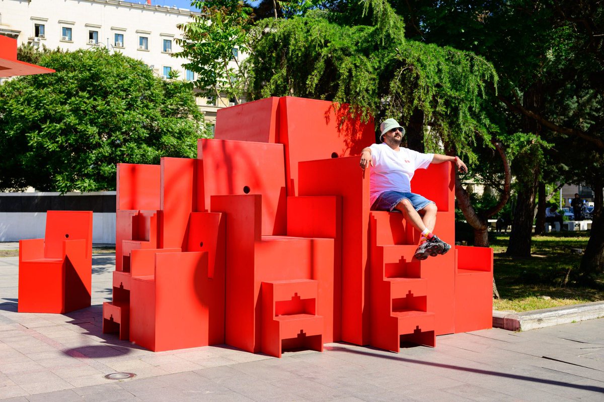 🪑Scaunul este transformat  dintr-un loc de șezut într-un spațiu de socializare și refugiu urban, în cadrul RDW.  Instalația este realizată de studioul BAZA și este parte a proiectului ‘Design is our shared language’ în colaborare cu Łódź Design Festival 🇵🇱🇷🇴