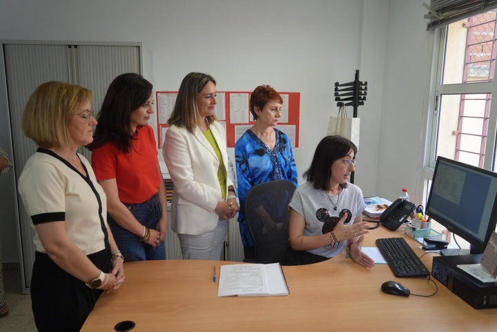 regiondemurcia's tweet photo. La Comunidad activará las nuevas tarjetas monedero el próximo mes de septiembre.

Estarán dotadas con cerca de 16 millones hasta finales de 2028 y podrán ser canjeadas por productos de alimentación y de higiene de primera necesidad.

@PolitSocialMur también destinará más de un millón de euros a establecer medidas de acompañamiento a las familias para facilitar su inclusión social.

Noticia: https://t.co/fiNxssE1xH